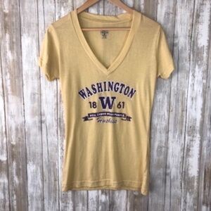 Washington Huskies Vintage Style V Neck Tee Women’s Medium Yellow NCAA Shirt